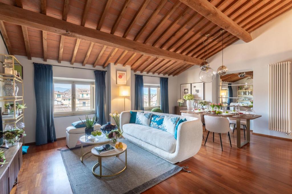 De Nobili Penthouse Apartment with Elevator in Lucca – Lucca